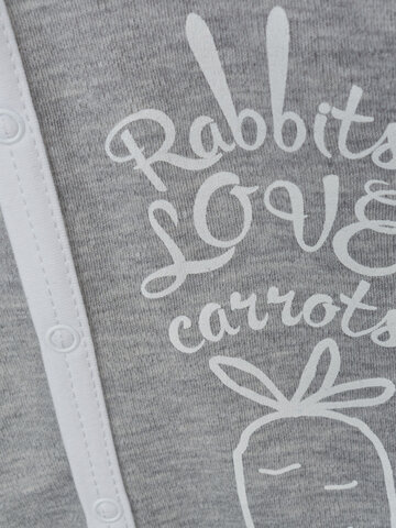 Výnimočný darček od Dedoles Detské sivé dupačky Zajko ľúbi mrkvu 